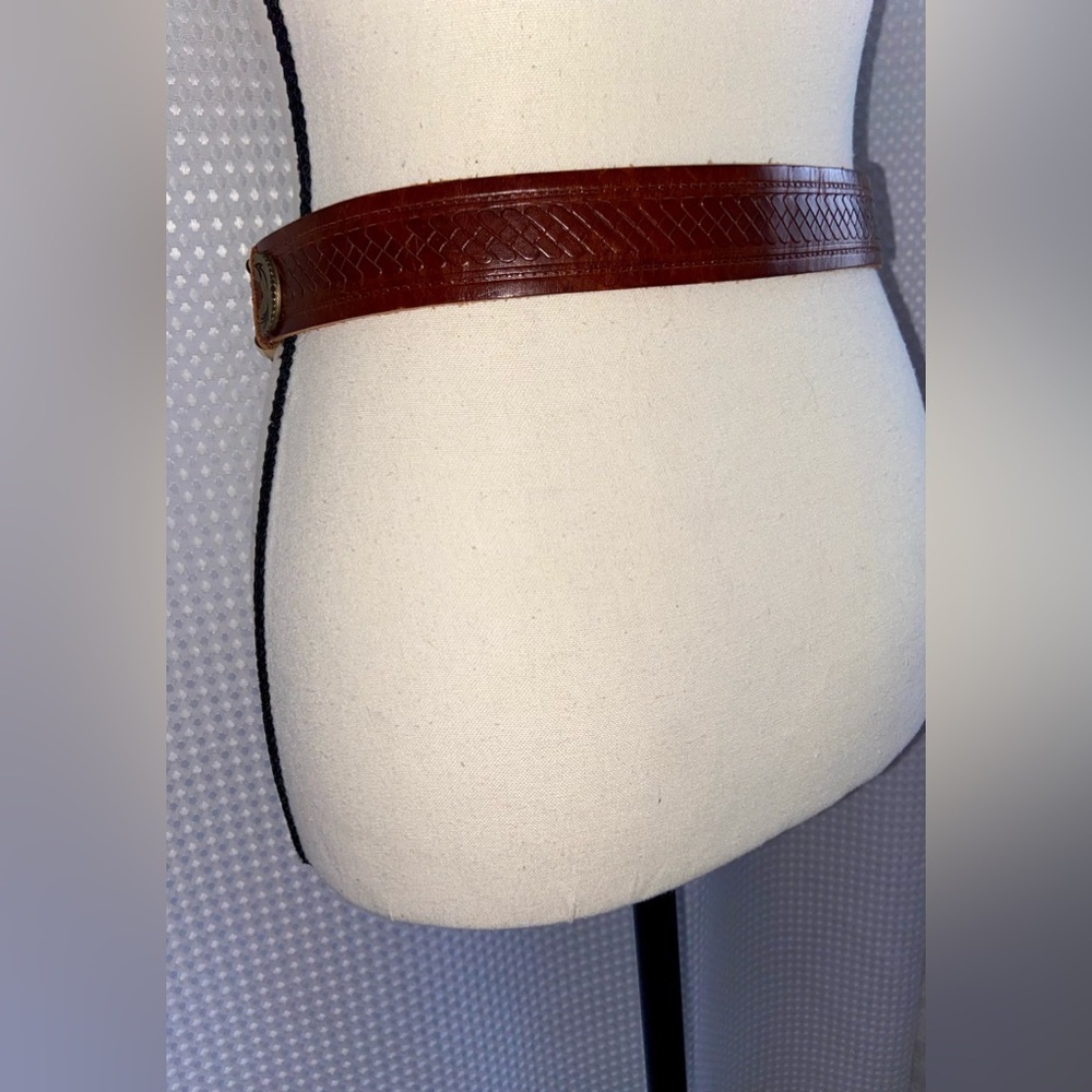 Womenās VINTAGEā BOHO brown leather belt with brass buckle size 28 - Picture 8 of 16